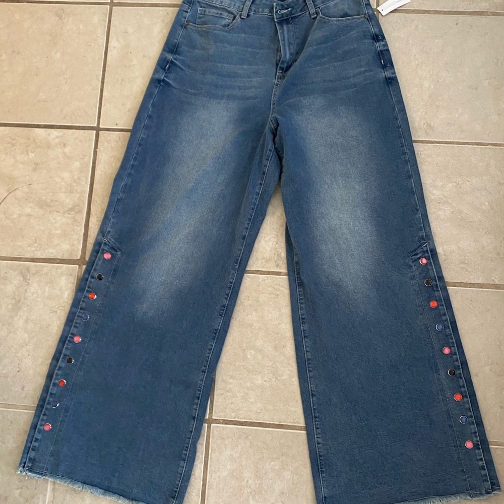 NEVER WORN New York & Company Wide Leg button jeans